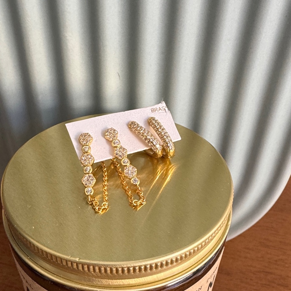✨Elegant Gold and Crystal Earrings Set✨